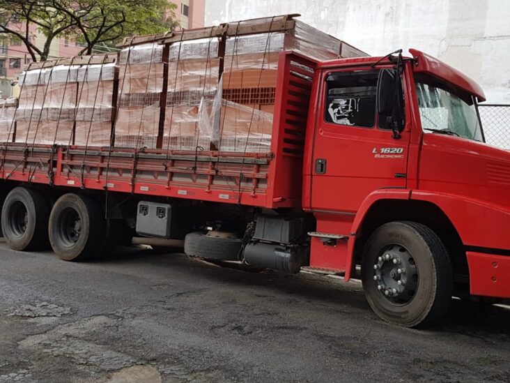 Tijolos baianos de excelente qualidade sendo carregados pelo caminhão da Cerâmica e Olaria ABCD.